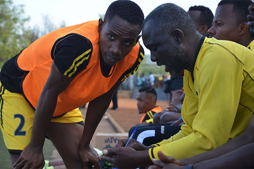 Mukura VS head coach Okoko Godffrey gives instructions to his player. / Sam Ngendahimana