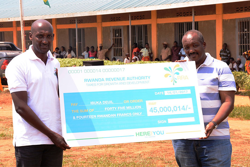 Tusabe hands over a dummy checque for Rwf45m to Ibuka president Dr Jean Pierre Dusingizemungu. All photos: Appolonia Uwanziga.  