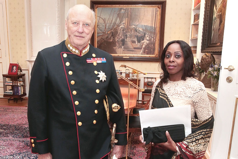  Ambassador Nkulikiyinka with King Harald V of Norway after presenting her credentials. Photo by NTB. 