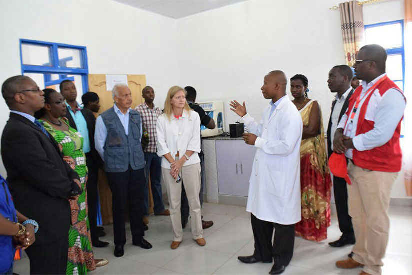 A nurse (R) briefs the officials from L-R; Health state minister Patrick Ndimubanzi (L), Mukantabana, Azam and Barks-Ruggles. / Michel Nkurunziza.