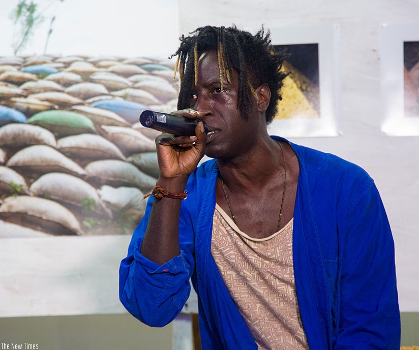 American poet Saul Williams performs one of his poems. Photos by F. Niyigena.