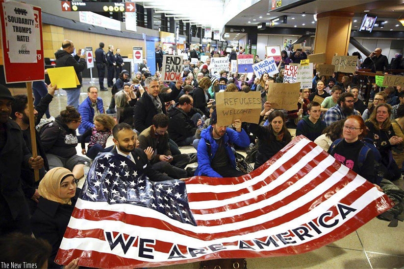 Protesters occupy part of Seattle-Tacoma International Airport, to demonstrate against President Trumpu2019s executive order restricting immigration refugees. Net photo.