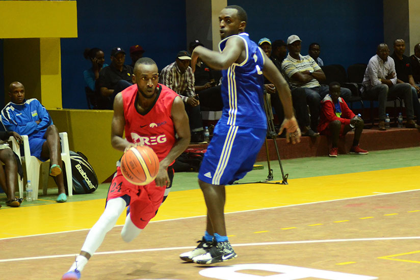 REG captain Kubwimana tries to go past Patriots' point guard Aristide Mugabe during the pre-season tournament at Amahoro indoor stadium. / Sam Ngendahimana