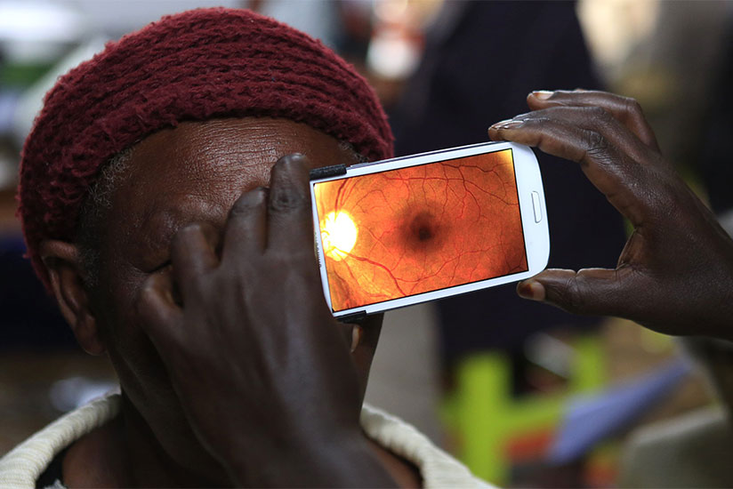 A woman undergoes an eye examination by use of a smartphone at a clinic in Kenya. / Net photo