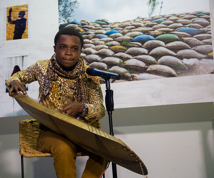 Deo Munyakazi plays inanga - tradition guitar. / Faustin Niyigena