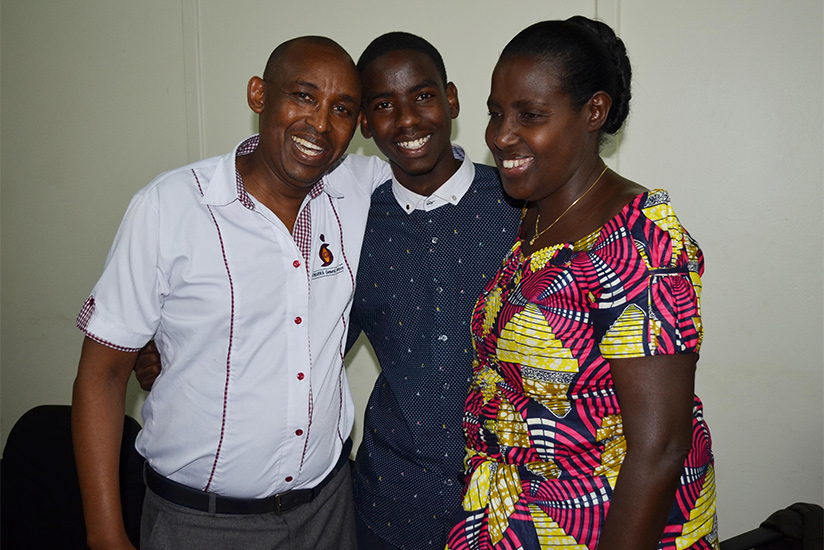 Kayijuka the best candidate in PCM with his parents. / Sam Ngendahimana