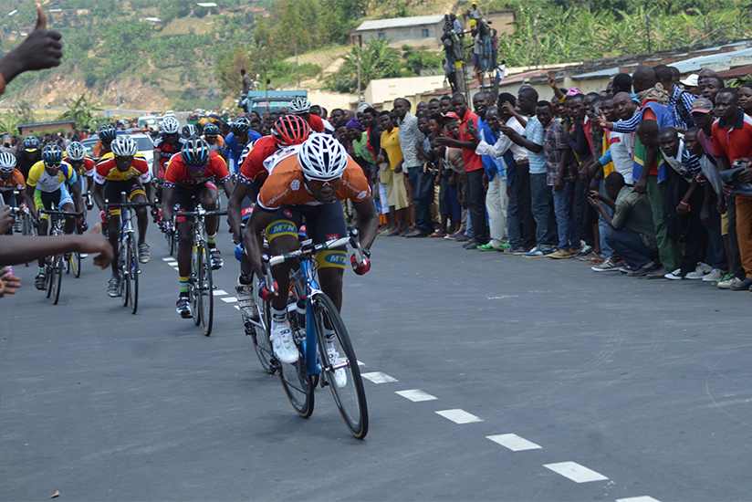 Areruya leads a break away during the Karongi-Rusizi stage of 2016 Rwanda Cycling Cup (Sam Ngendahimana)