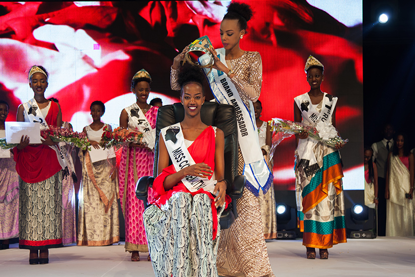 Miss Rwanda 2017 Elsa Iradukunda receives the crown from Miss Rwanda 2016, Jolly Mutesi (Photos by Nadege Imbabazi)