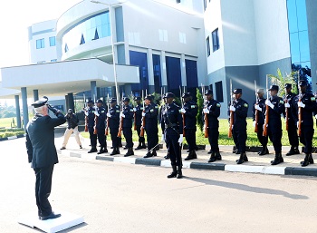 Lt. Gen. Tullio Del Sette salutes the Guard of Honour on arrival at RNP General Headquarters in Kacyiru.