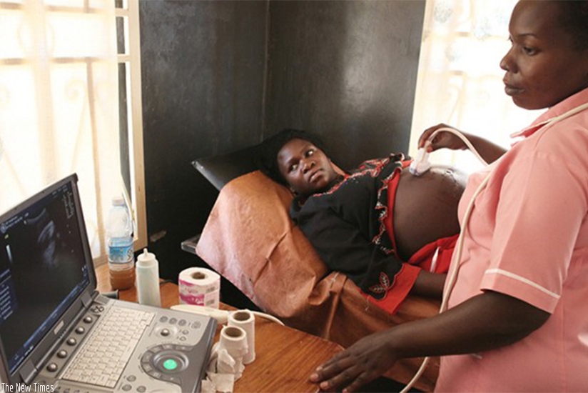 A medic carries out an ultrasound scan on a pregnant woman. (Net photo)