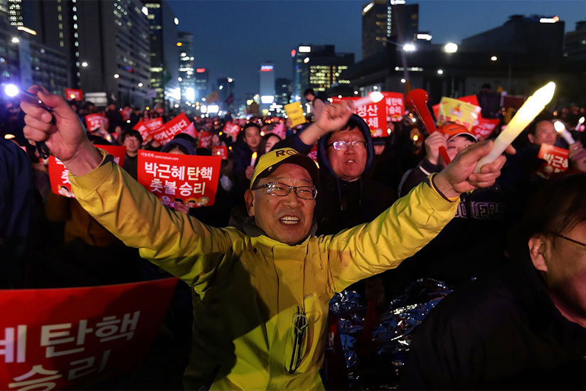 South Koreans celebrate after the constitutional court upheld the impeachment of Park Geun-hye. / Internet photo