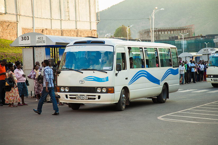 Passengers board a bus at downtown Kigali taxi park. / Nadege Imbabazi