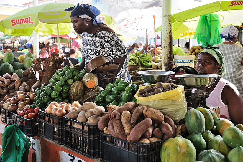 Women selling foodstuff in a market. / Internet photo