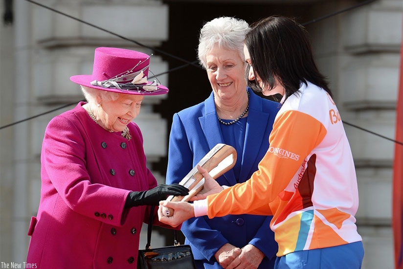 Her Majesty Queen Elizabeth II hands the Commonwealth baton to Anna Meares at Buckingham Palace on Monday. Net photo.