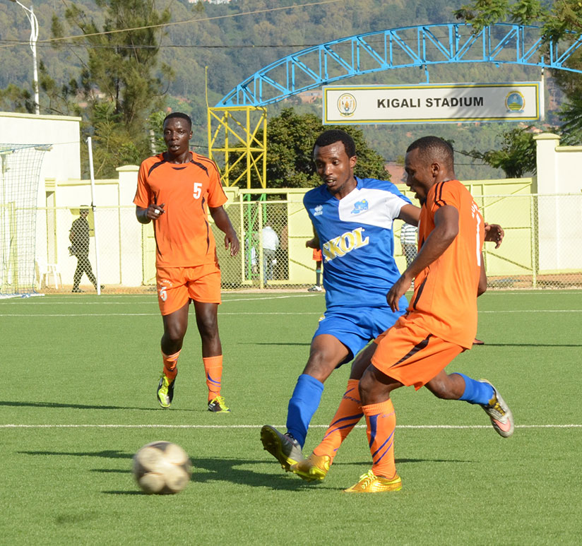 Rayon's attacking midfielder Savio Nshuti in action against Bugesera FC players in a past league match at Kigali Stadium. / Sam Ngendahimana