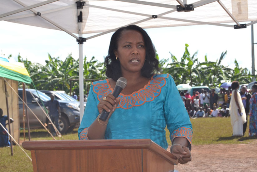 Minister Migeprof Esperance Nyirasafari speaking to the citizens of Kayonza during the ceremony. / Kelly Rwamapera
