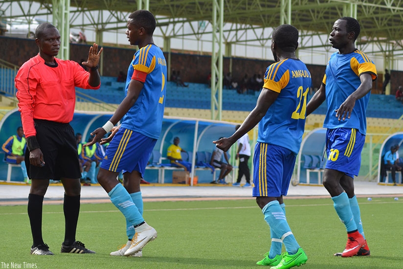 Amagaju FC players complain to the referee during their recent league match againts AS Kigali at Kigali stadium. (Sam Ngendahimana)