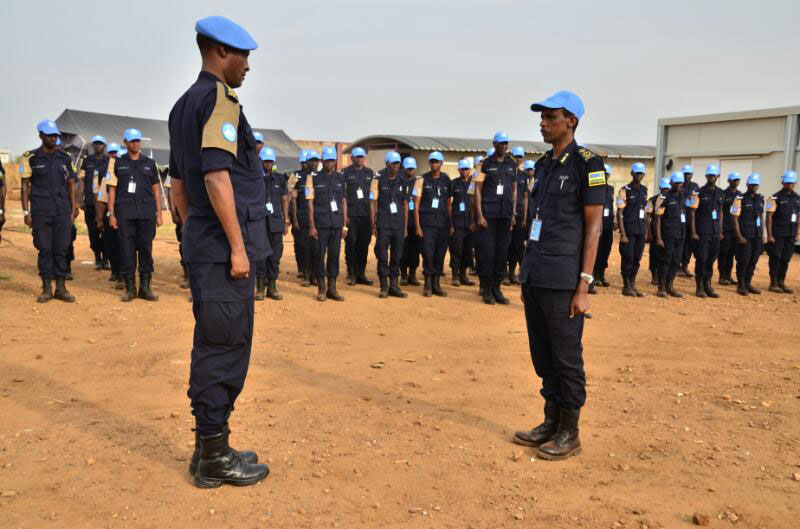 Commissioner of Police Bruce Munyambo (left) welcomes RNP peacekeepers in Juba led by ACP Rangira. / Courtesy