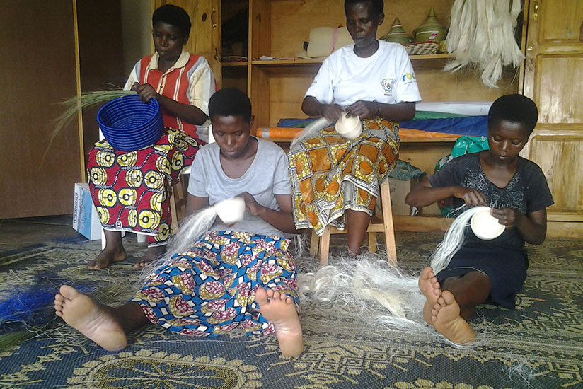 Agaseke k'Umubyeyi Cooperative at work. The women converge once a week to make handicrafts. / Ange Violette Iradukunda
