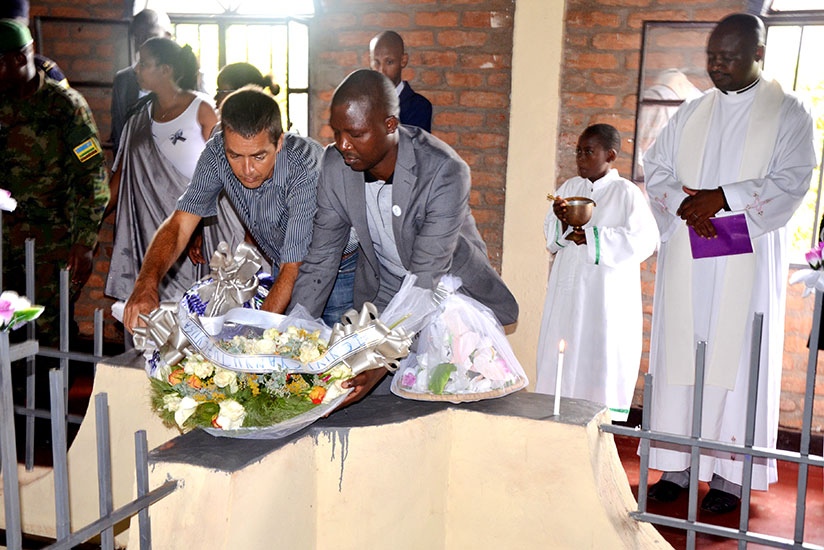 Willem Heese (L) and Mayor Nsigaye lay a wreath on the graves at Muganza Memorial site in Rusizi District. / Courtesy