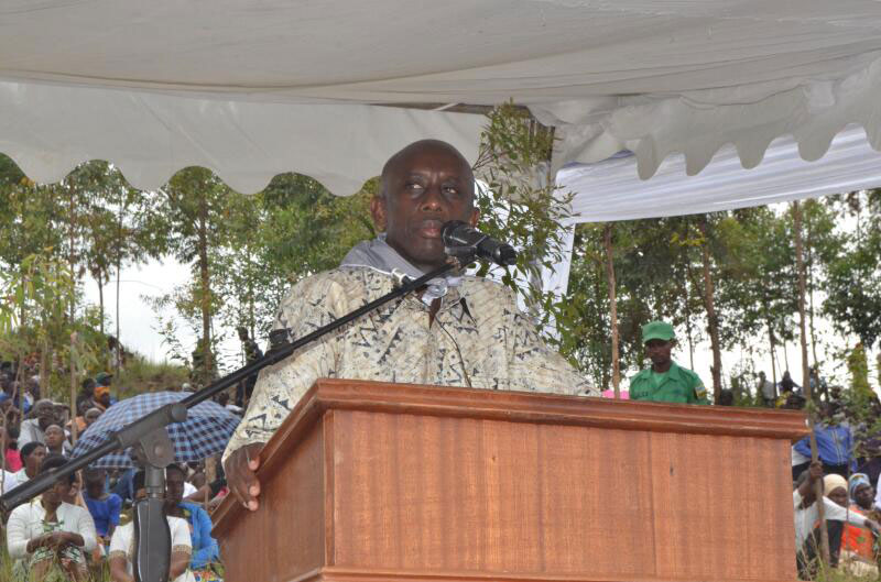 Minister Francis Kaboneka addressing the people of Rwamagana on Sunday. / Kelly Rwamapera