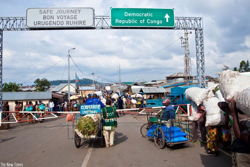Smale-scale traders at the Rubavu-Goma border post transact business. (File)