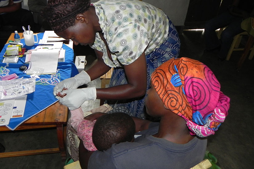 A community health worker draws blood to test for malaria. / Internet photo