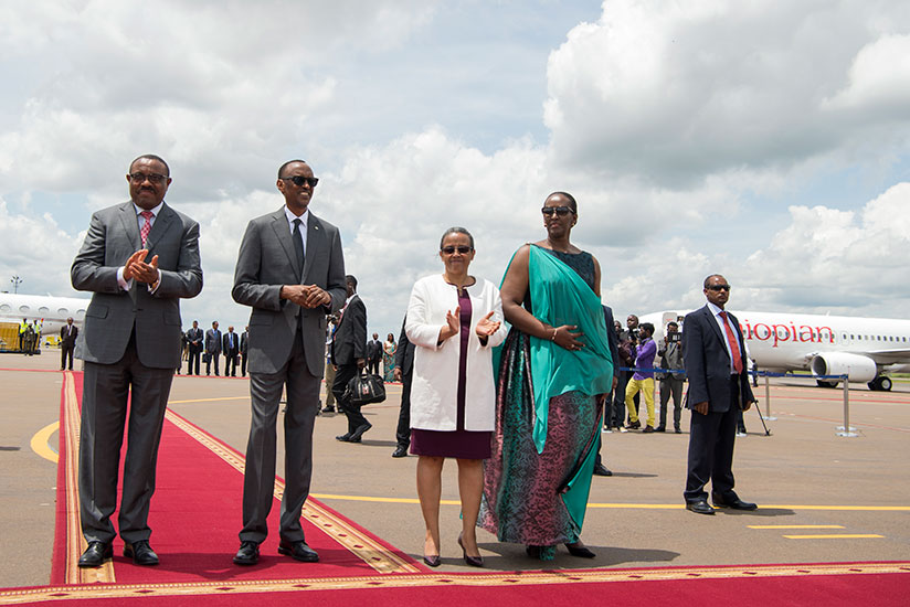 President Kagame and First Lady Jeannette Kagame welcome Prime Minister Hailemariam Desalegn and First Lady Roman Tesfaye to Rwanda yesterday. During his first day, Premier Desalegn visited Ntebe integrated Model Village in Rwamagana District in the Eastern Province where he commended the use of this model to settle poor families in rural settings across the country. / Village Urugwiro
