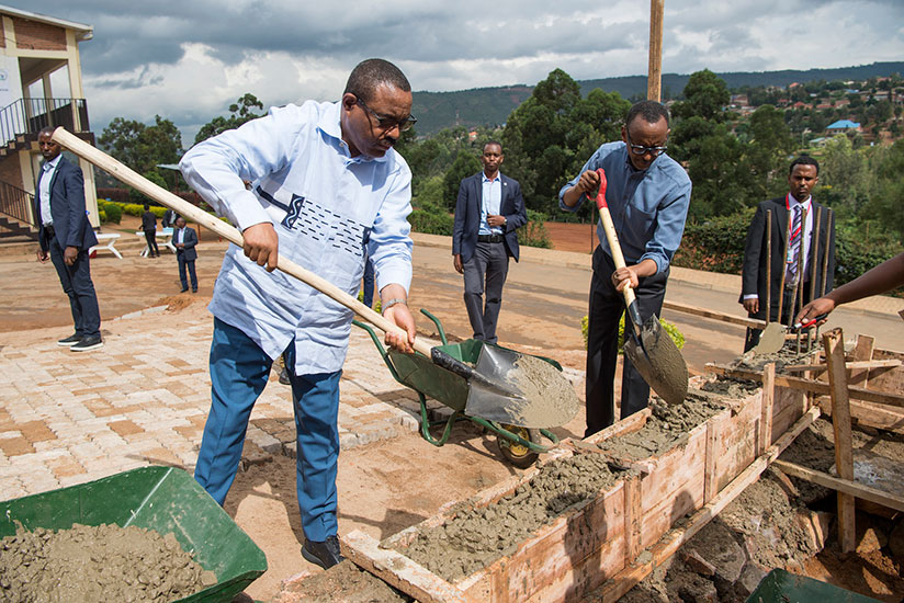 President Kagame and Prime Minister Hailemariam build a school library at Groupe scolaire secondary school during Umuganda yesterday. Ethiopian Prime Minister and First Lady concluded their 3 day state visit to Rwanda yesterday, which saw the two countries sign 11 bilateral agreements in the areas of communication, information and media, youth and sports, tourism and health, extradition treaty and mutual legal assistance. Village Urugwiro.