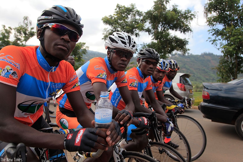 Hakuzimana (L) before the start of the Memorial Lambert Byemayire race last month. (Sam Ngendahimana)
