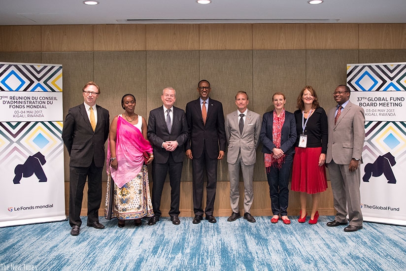 President Kagame, the Minister for Health, Dr Diane Gashumba (second-left), and the State Minister for Economic Planning, Dr Uzziel Ndagijimana (right), in a group photo with members of the Global Fund board, who are in the country for the 37th meeting of the Fund. (Village Urugwiro)