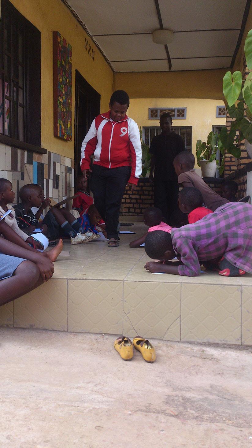 Akimana with children at his art studio. / Courtesy