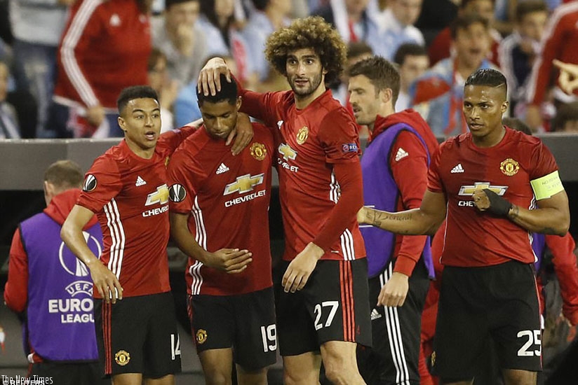 Rashford, who was United's striker in the absence of the injured Zlatan Ibrahimovic, is mobbed by his United team-mates. (Net photo)