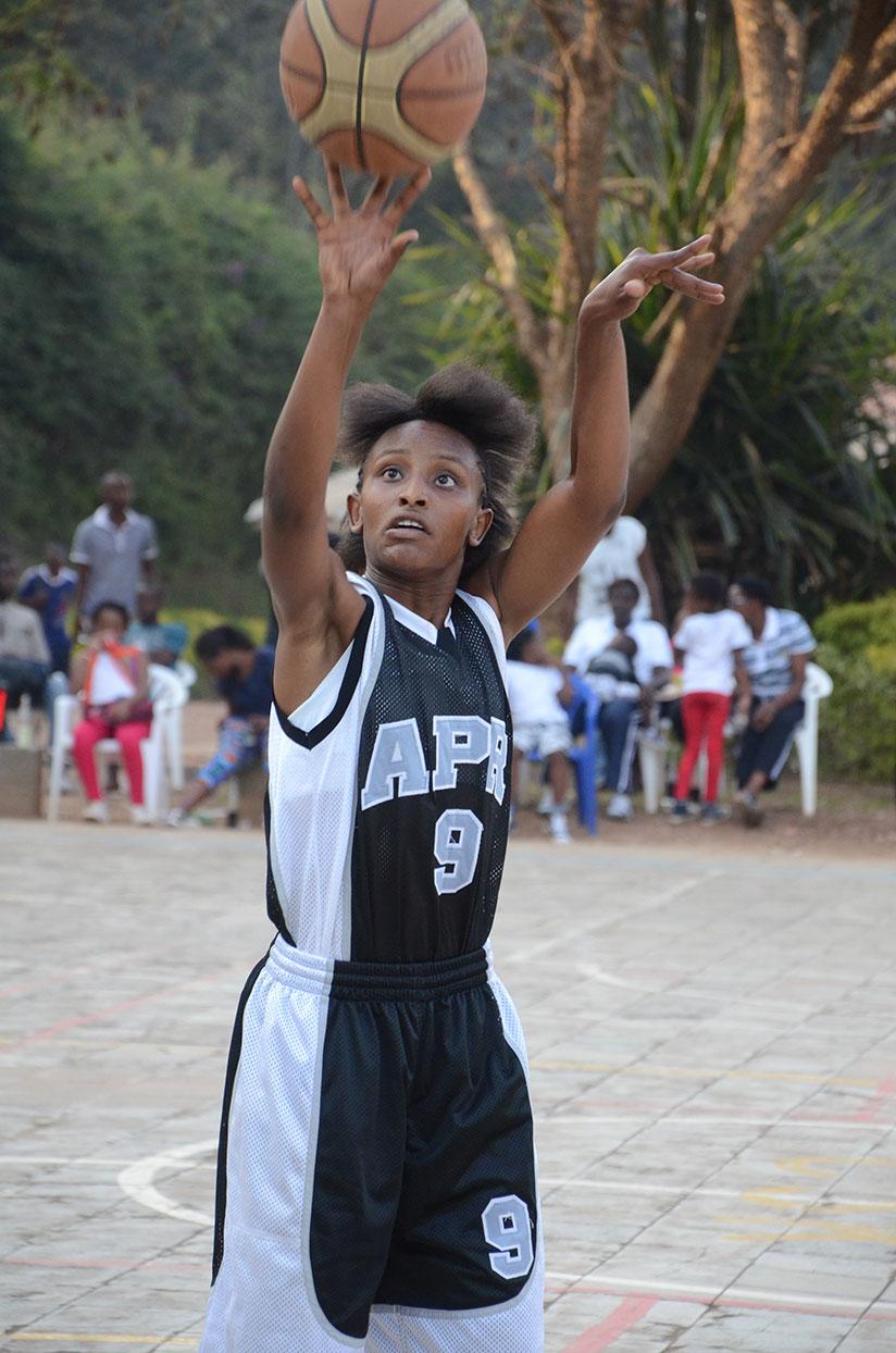 Kantore goes for a free throw during a league game. / Sam Ngendahimana