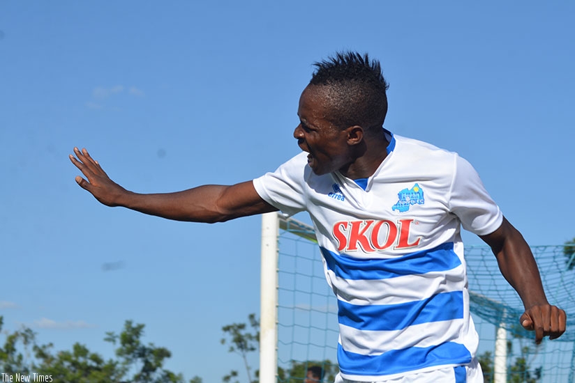 Moustapha Nsengiyumva netted the winning goal in the 74th minute as Rayon Sports beat Kirehe FC 2-1 to edge closer to the league title. File photo