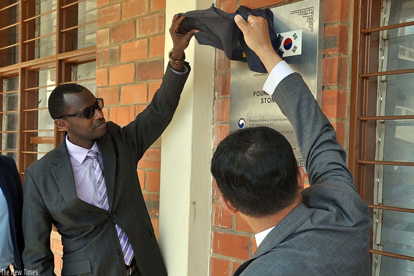 Minister Musafili and Hyeon-Kon Kim inaugurate the Information Access Centre at University of Rwanda's College of Education premises. (Photos by Julius Bizimungu)