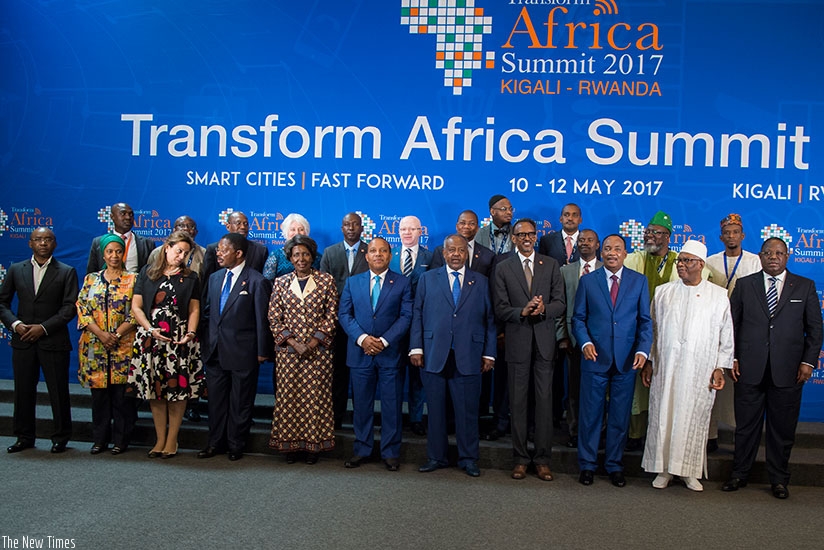 President Kagame poses for a group picture with fellow Heads of State and Delegated Officials. (Village Urugwiro)