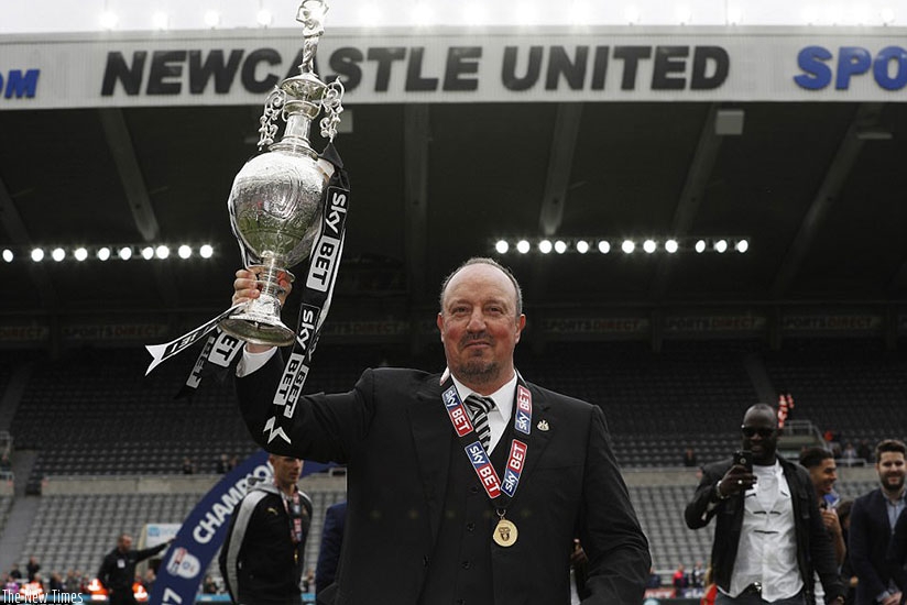 The 57-year-old Spanish manager Rafa Benitez celebrates winning the league with the Championship trophy. Net photo