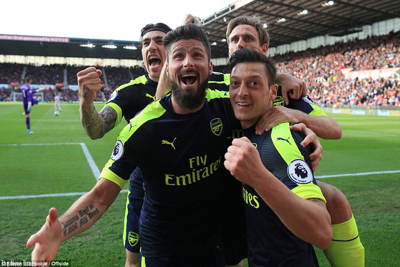 Ozil is mobbed by Giroud, Hector Bellerin and Nacho Monreal in front of the travelling away supporters after his goal. Net photo