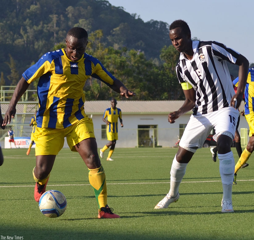 AS Kigali striker Michel Ndahinduka (L) tries to beat APR defender Faustin Usengimana during the corresponding fixture, which AS Kigali won 1-0. (Sam Ngendahimana)