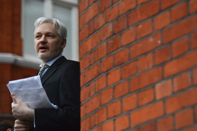 Julian Assange on the balcony of the Ecuadorean Embassy in central London in 2016. / Internet photo