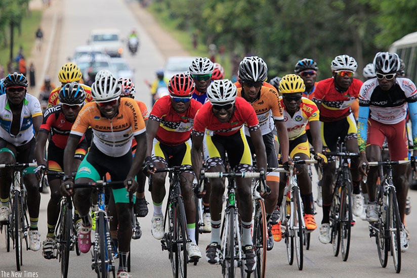 Elites riders peloton altogather  Ruhango heading to Karongi the 155,6 Km race named Race to Remember yesterday (Sam Ngendahimana)