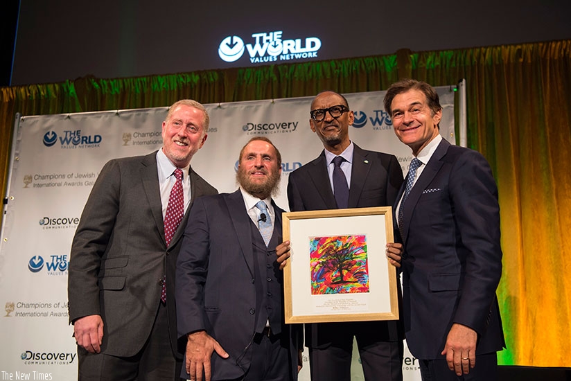 President Kagame after receiving the Dr Miriam and Sheldon G. Adelson award for Outstanding Friendship with Jewish People from the World Values Network during the fifth Annual Champions of Jewish Values Award Gala in New York yesterday. Also in  the photo is Micheal Fromm (L), the chair of the World Values Network; Rabbi Shmuley (2nd left) and Dr Mehmet Oz. (Village Urugwiro)