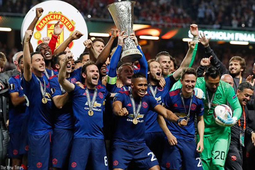 Manchester United players celebrate lifting the Europa League trophy (Net Photo)