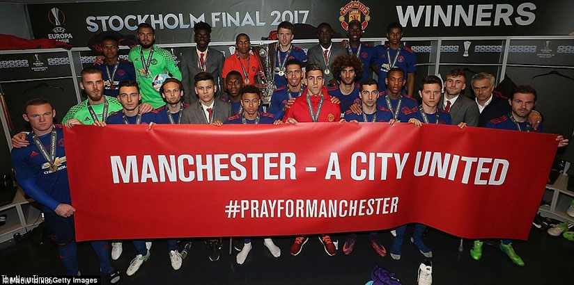 The match-winning United stars pose with a banner as they pay their respects to the victims of this week's Manchester attack. Net photo