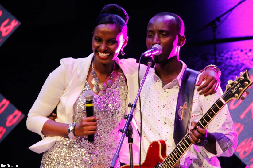 Local artiste Gaby Kamanzi (L) performs with Burundian gospel music star Dudu Niyukuri during a concert in 2015. (File photos)