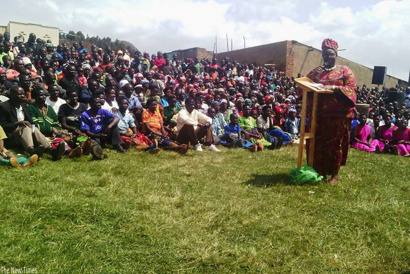 Minister Seraphine Mukantabana addressing residents of Karongi.