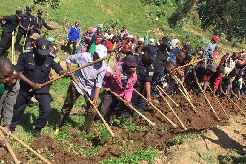 Residents of Ruhengeri village, together with Police officers, in special umuganda. (Courtesy)