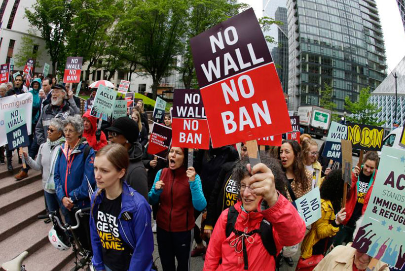 Protesters wave signs and chant during a demonstration against President Donald Trump's travel ban, outside a federal courthouse in Seattle, Washington. / Internet photo