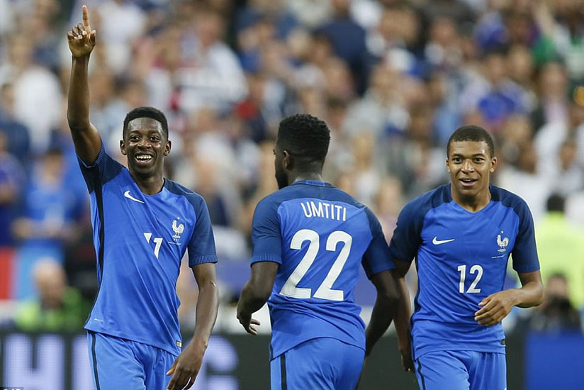 Dembele lifts a finger to the sky in celebration as fellow youngster Mbappe (right) watches his team-mate after the winner. / Internet photo